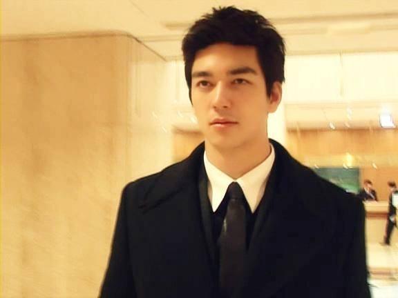 身高188韩美混血，凭《魔女幼熙》爆红，他被称为韩剧最帅男主